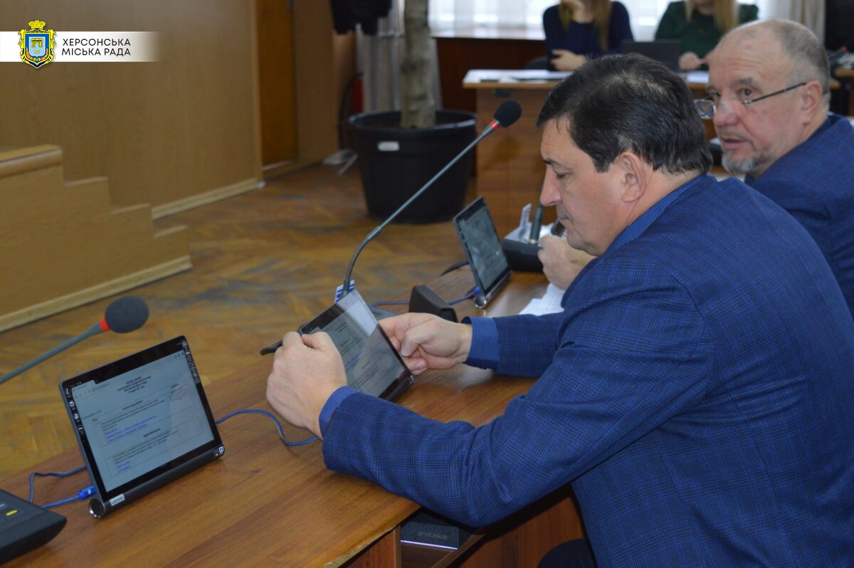 Члени виконкому Херсонської міськради відтепер працюватимуть на планшетах