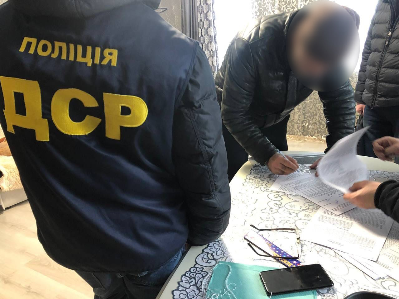 Поліцейські Херсонщини викрили злочинну групу в причетності до ошукування іноземних компаній Поліцейські Херсонщини викрили злочинну групу в причетності до ошукування іноземних компаній