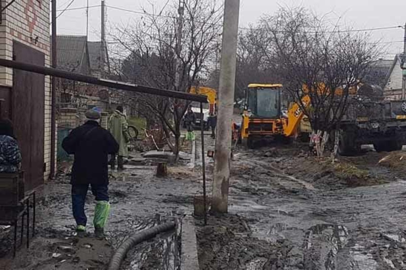 Постраждалим від аварії каналізаційного колектора херсонцям виплатили компенсації