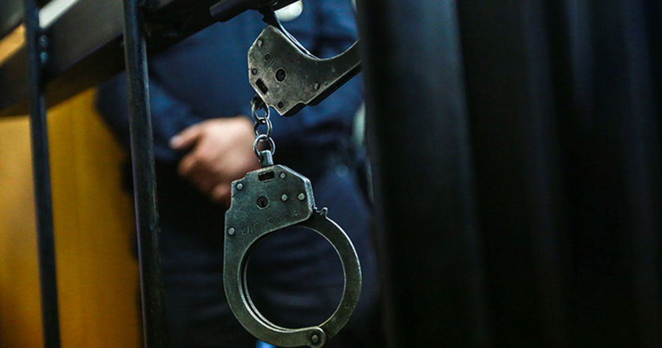 Обкрадав людей і зберігав вогнепальну зброю: на Херсонщині прокуратура домоглась ув’язнення рецидивіста