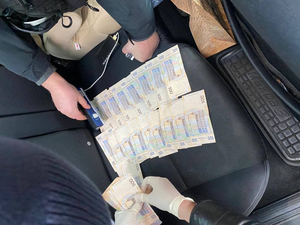 Хабарі за безперешкодний вилов риби – на Херсонщині викрито співробітника Каховського магістрального каналу