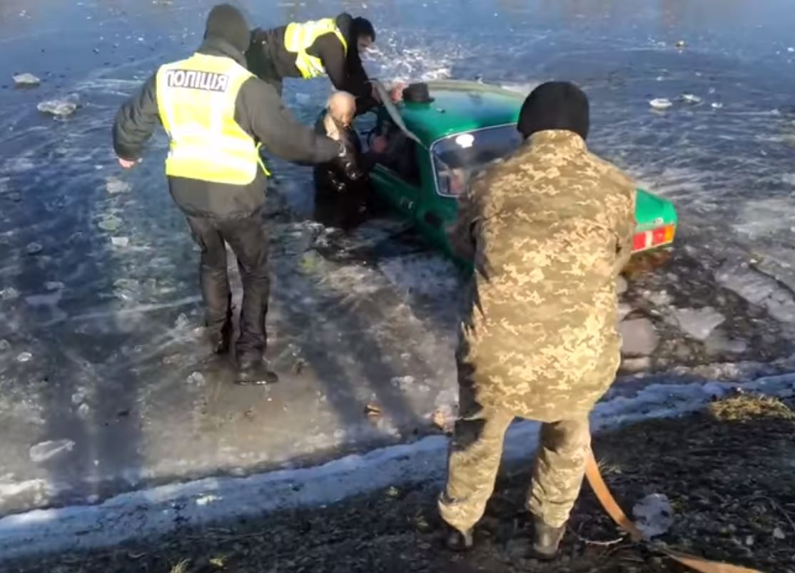 На Херсонщині поліцейські дістали 82-річного чоловіка з автівки, яка з’їхала в замерзлий магістральний канал