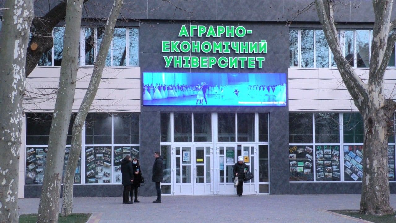 Сучасний фасад та благоустрій дендропарку: у ХДАЕУ відбулися зміни на краще Сучасний фасад та благоустрій дендропарку: у ХДАЕУ відбулися зміни на краще