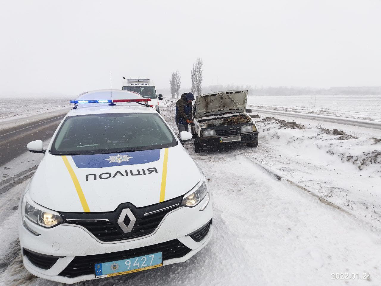 На Херсонщині автомобіль, водій якого не впорався з керуванням, потрапив у сніговий замет