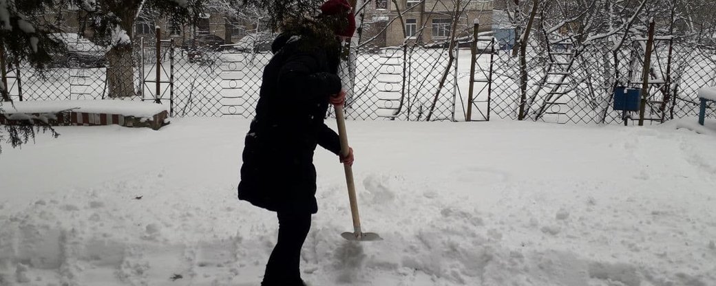У Херсоні засуджені до громадських робіт допомагають комунальникам прибирати сніг