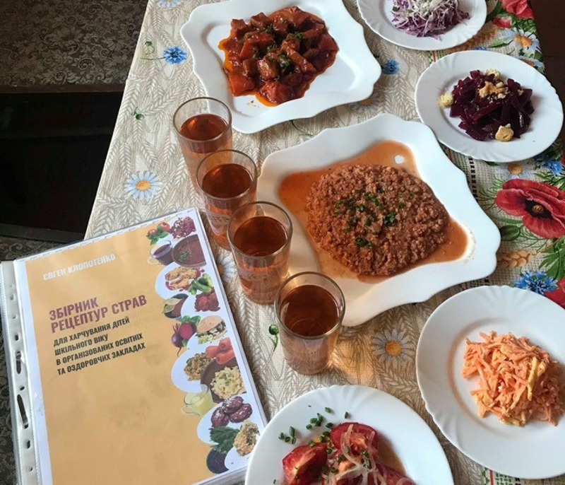 У закладах освіти Херсона розпочали готувати їжу за новими рецептами