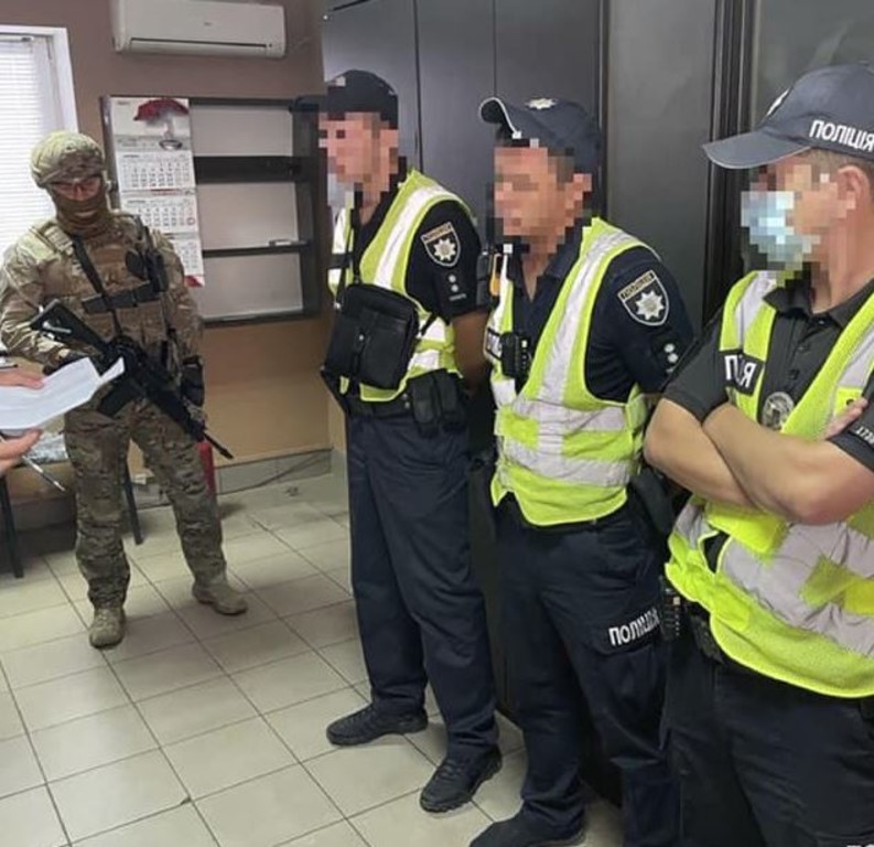 СБУ викрила одного із керівників патрульної поліції на Херсонщині на організації схеми поборів з водіїв фур за «перегруз» СБУ викрила одного із керівників патрульної поліції на Херсонщині на організації схеми поборів з водіїв фур за «перегруз»