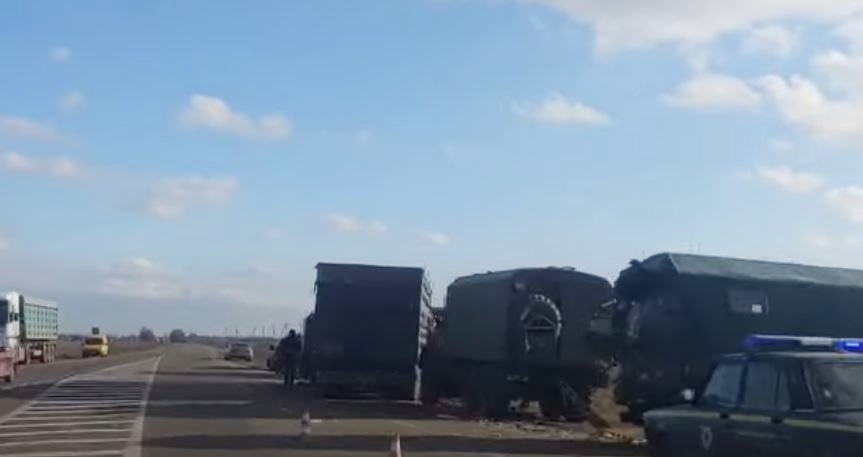 Под Херсоном в ДТП попала фура и грузовик военных - есть пострадавшие