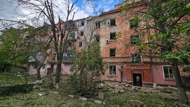 Наслідки авіаудару по середмістю Херсона
