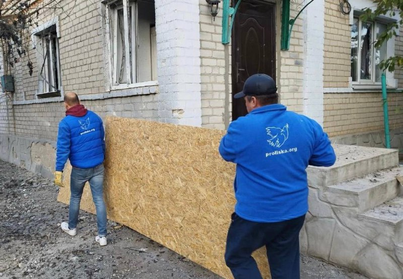 Жителям Комишан і Чорнобаївки доставили будівельні матеріали