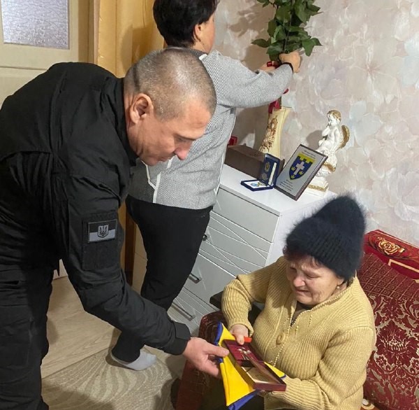 У другу річницю визволення Херсона родині загиблого Героя   передали державну нагороду