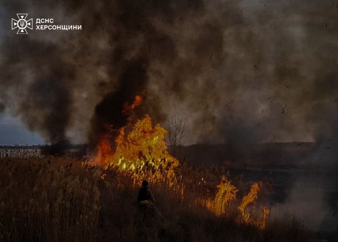 В Білозерці на Херсонщині внаслідок бойових дій загорівся очерет