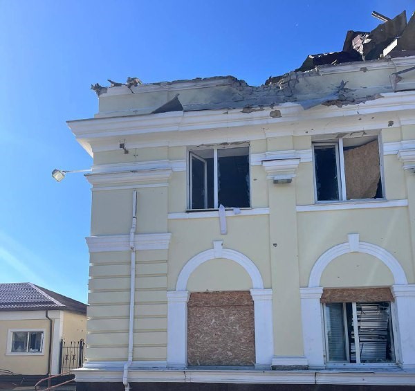 Будівля залізничного вокзалу в Херсоні знову під обстрілом
