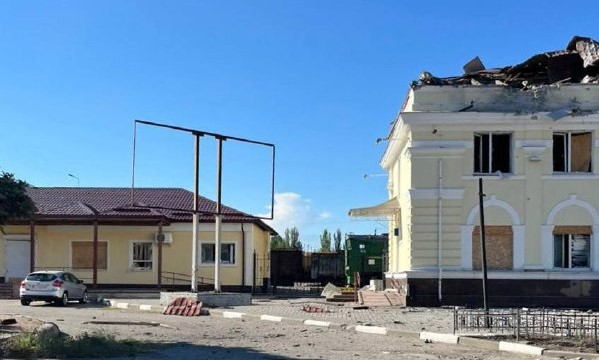 18 травня внаслідок обстрілу залізничного вокзалу Херсона пошкоджено пасажирський локомотив