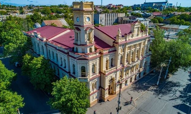 Керівника будівельної компанії підозрюють у розкраданні коштів під час реставрації музею в Херсоні