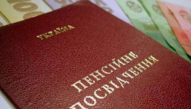 Як будуть отримувати пенсії українці, які проживають на ТОТ або за кордоном
