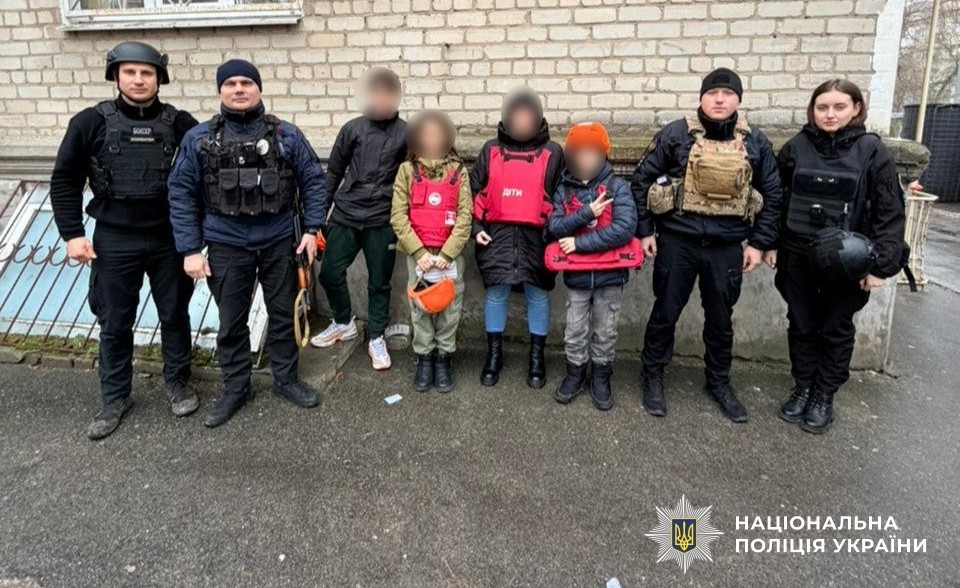 З Херсона і передмістя поліцейські евакуювали дві родини з дітьми