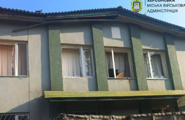 Російські війська атакували безпілотником адмінбудівлю в Херсонській громаді