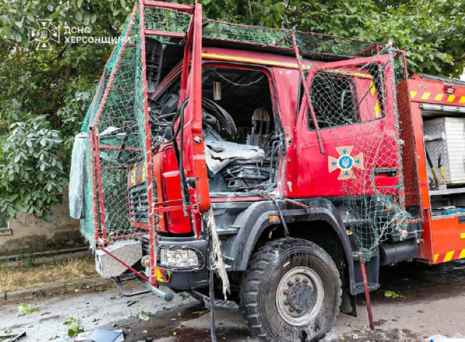 У Херсоні під удар російського безпілотника потрапив  автомобіль рятувальників