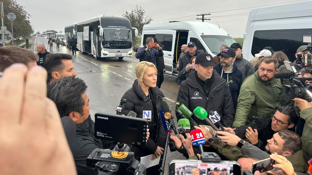 Автобусна колона з евакуйованими з міста Олешки виїхала з білоруського аеропорту Гомеля